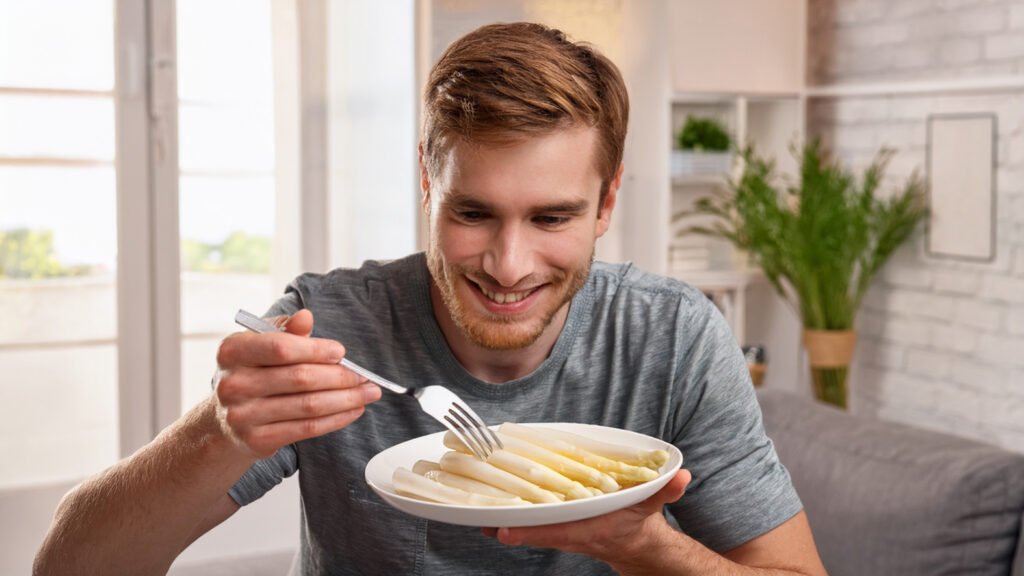 Comiendo esparragos
